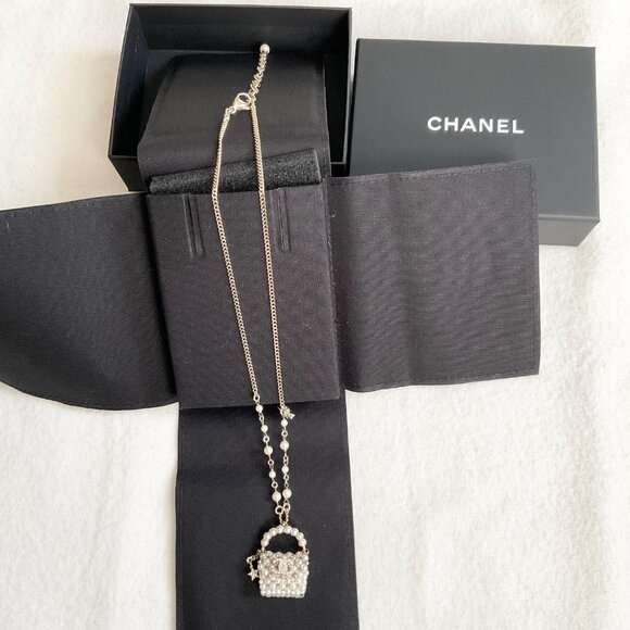 CUTE Chanel white faux pearl mini  purse bag star necklace golden chain - Picture 1 of 9